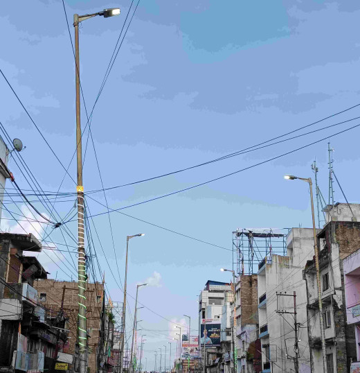 मोतीझील पुल पर दिन में जलती स्ट्रीट लाइटें, नगर निगम की अनदेखी